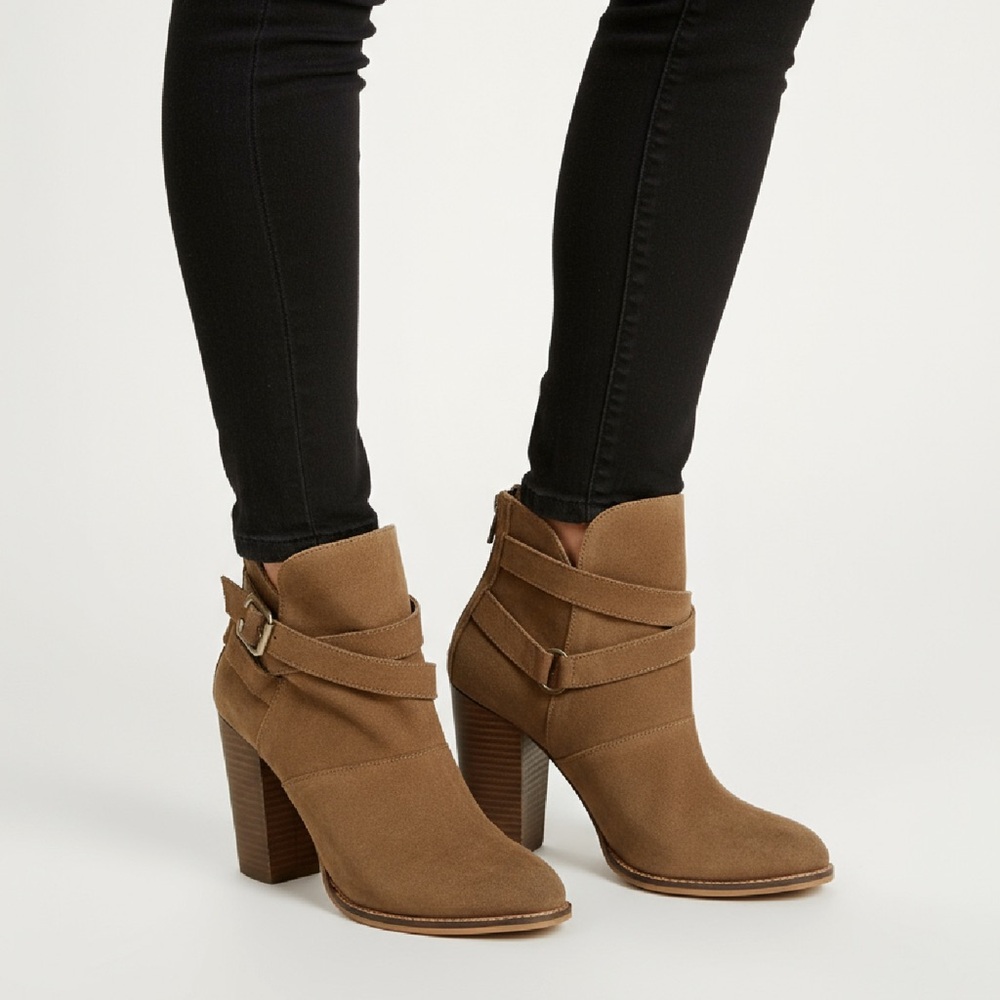CHINESE LAUNDRY Suede Camel Boots